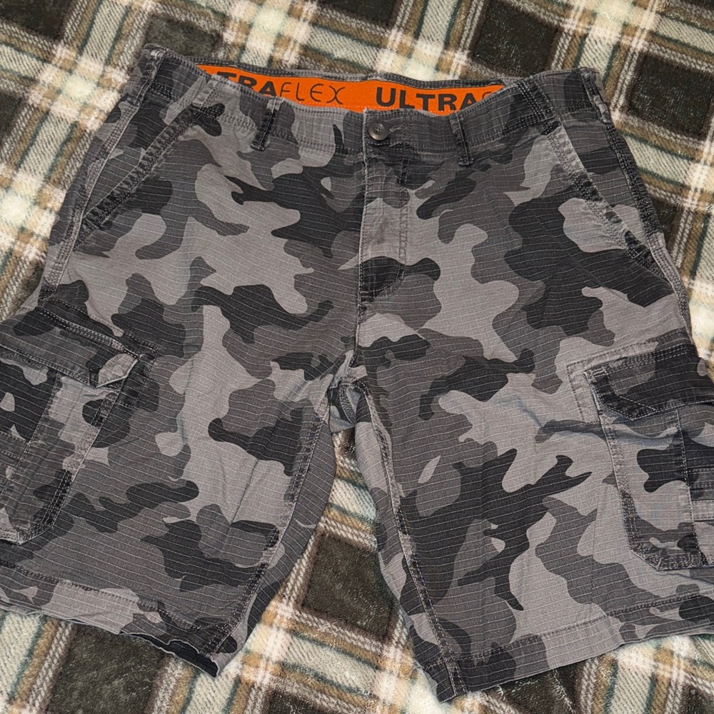 Urban Pipeline Black and Gray Camo Cargo Shorts